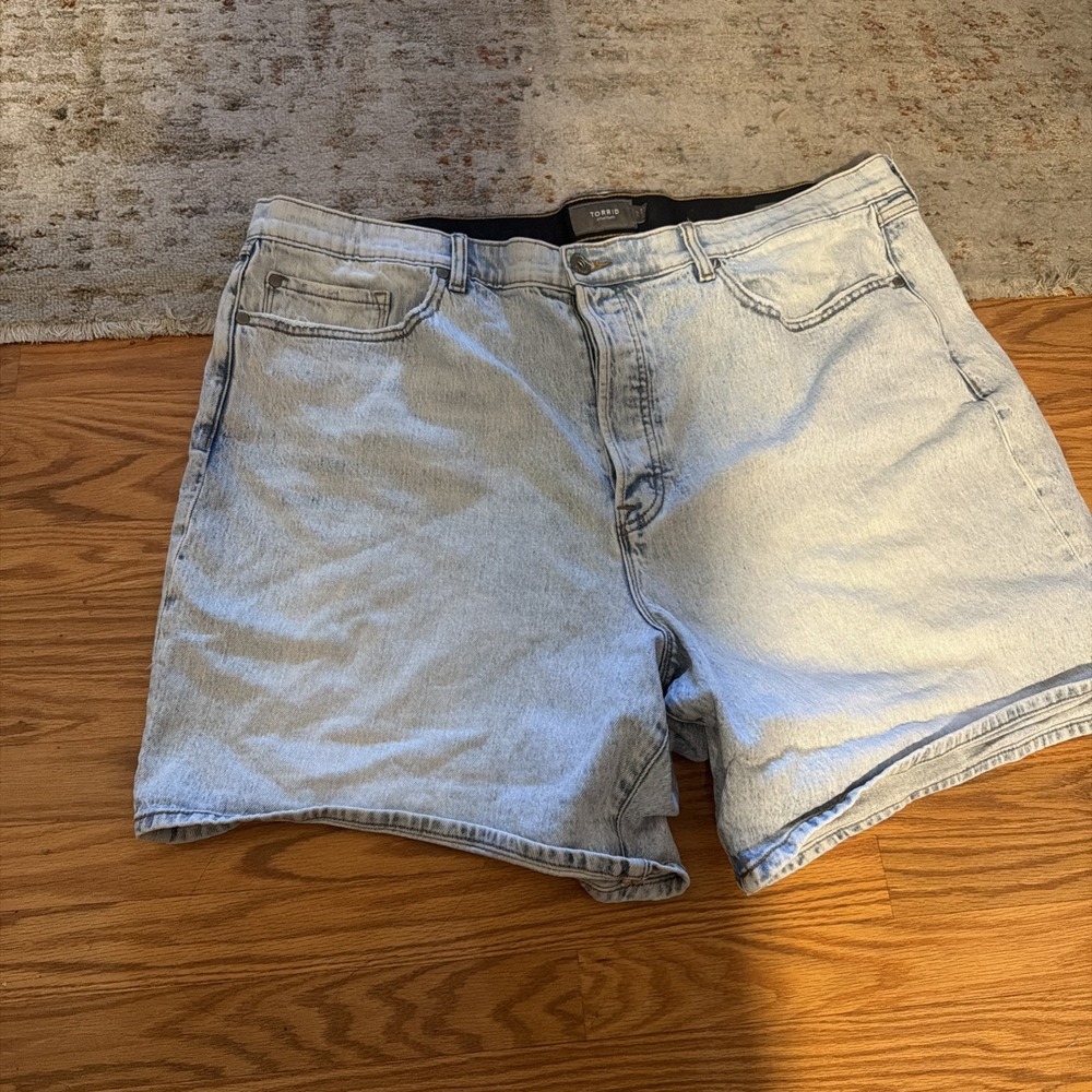 Torrid Short Light Wash  Stretch Denim Plus Size 22 Cuffed Shorts
